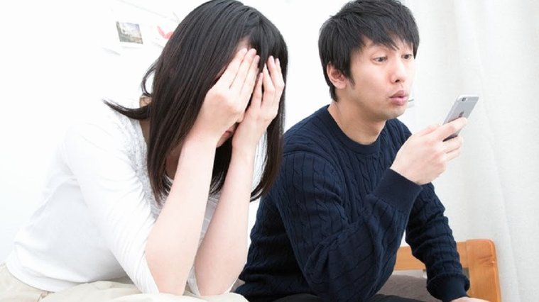 老人发现亡妻遗物中的存折